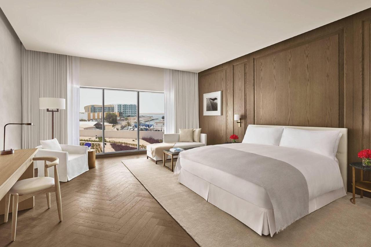 The Abu Dhabi Edition Exterior foto A guest room at The Edition