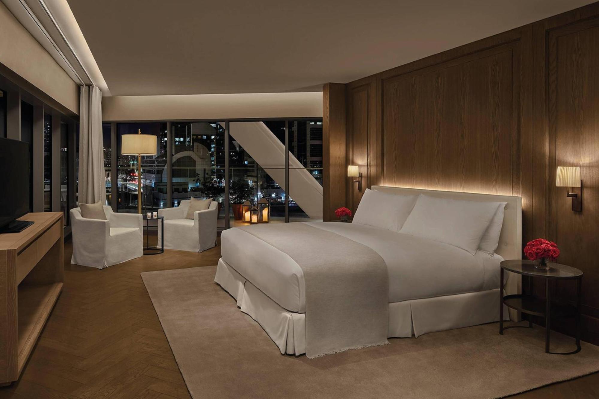 The Abu Dhabi Edition Exterior foto A bedroom at the Mandarin Oriental, Hong Kong