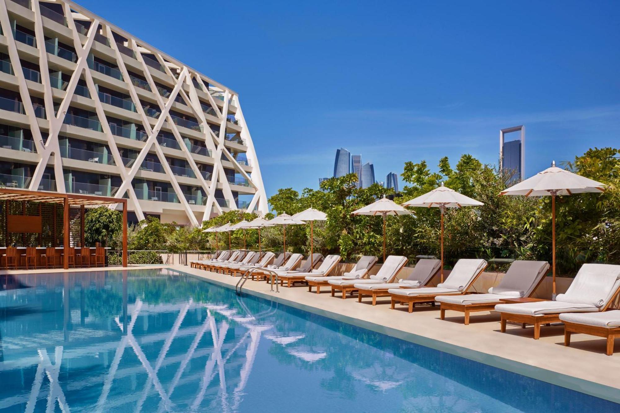 The Abu Dhabi Edition Exterior foto The hotel's pool